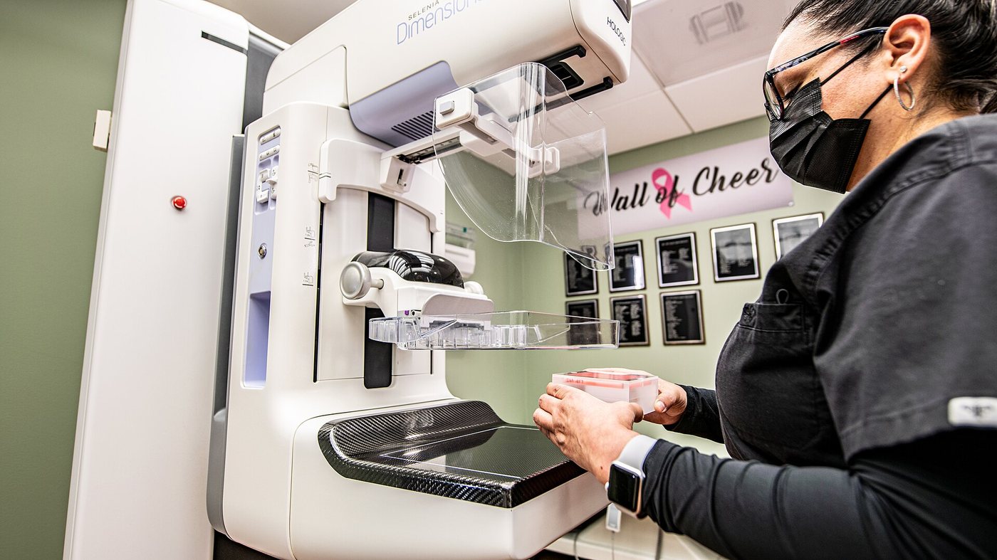 Une technologue en radiologie prépare un appareil de mammographie 3D (tomosynthèse mammaire) dans un centre d’imagerie pour femmes à Gonzales, au Texas.